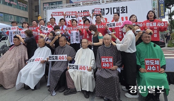 28일 이천 분수대오거리에서 열린 ‘2차 반도체 사수 이천시민 총궐기대회’에서 조준택 이천시이통장협의회장, 이용만 이천청년회의소장, 오광석 농민단체 대표, 이종태 장호원시민, 문성기 이천JC 회장, 박창룡 체육회 부회장 등 참석자들이 정부의 반도체 특별법 시행령안에 포함된 ‘수도권 배제’ 조항 철회를 촉구하며 삭발식을 진행하고 있다. 2026.5.28 이천/서인범기자 sib@kyeongin.com