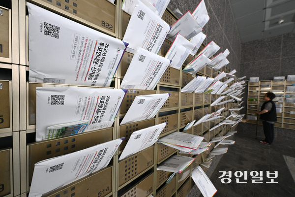 제9회 전국동시지방선거를 앞둔 가운데 26일 안양시의 한 오피스텔 우편함에 선거 공보물들이 꽂혀 있다. 2026.5.26 /최은성기자 ces7198@kyeongin.com