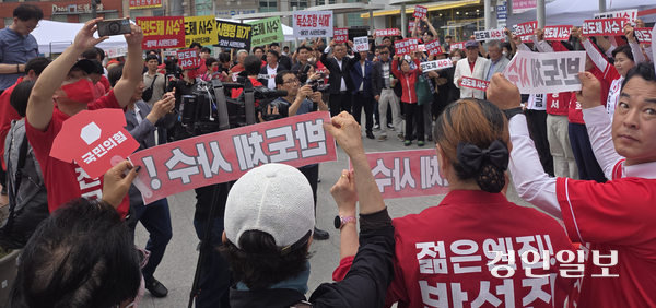 28일 이천 분수대오거리에서 열린 ‘반도체산업 이천사수 총궐기대회’에서 시민들이 정부의 반도체 특별법 시행령안 중 ‘수도권 배제’ 조항 철회를 촉구하며 구호를 외치고 있다. 2026.5.28 이천/서인범기자 sib@kyeongin.com
