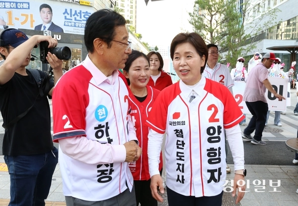 28일 오후 미사역에서 열린 국민의힘 합동유세를 마친 후  이현재 하남시장 후보와 양향자 경기도지사 후보가 대화를 하고 있다. 2026.5.28 하남/문성호기자 moon23@kyeongin.com