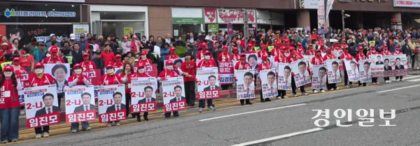 28일 이천터미널 앞에서 열린 김경희 이천시장 후보 유세 현장에서 약 1천여명의 지지자들이 인도를 가득 메우며 열띤 응원을 하고 있다. 2026.5.28 이천/서인범기자 sib@kyeongin.com