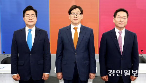 인천언론인클럽·인천경기기자협회 주최로 지난  27일 인천 중구 SK브로드밴드 스튜디오에서 열린 ‘제9회 전국동시 지방선거 인천광역시장 후보 초청 TV 토론회’에서 박찬대 더불어민주당(맨 왼쪽부터), 이기붕 개혁신당, 유정복 국민의힘 후보가 토론회를 준비하고 있다. 2026.5.27 /조재현기자 jhc@kyeongin.com