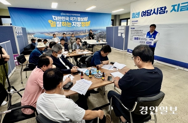 박시선 더불어민주당 여주시장 후보는 28일 선거사무소에서 긴급기자회견을 열고 청년예산·의료 접근성·생활 인프라 등 쟁점별 공공통계 자료를 제시했다. 2026.5.28 여주/양동민기자 coa007@kyeongin.com
