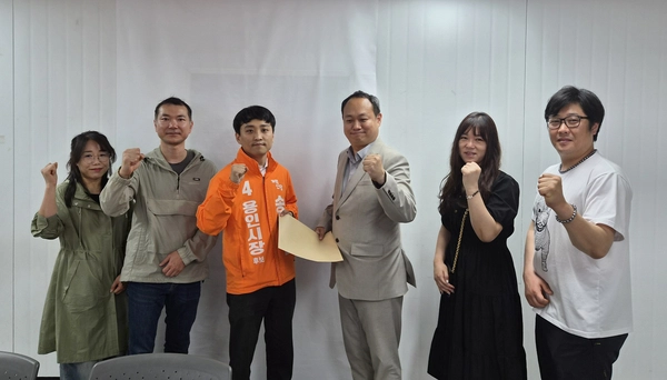 개혁신당 송창훈 용인시장 후보가 지지자들과 선거 승리 결의를 다지고 있다. /송창훈 후보 캠프 제공