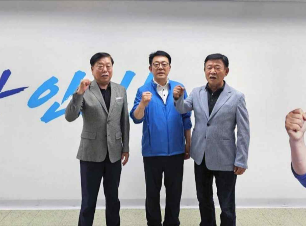 더불어민주당 박찬대 인천시장 후보 직속 자문단에 합류한 박창규(오른쪽) 전 인천시의회 의장과 고진섭(왼쪽) 전 인천시의회 의장이 지난 27일 박 후보 캠프 사무실에서 허종식 국회의원과 기념 촬영을 하고 있다. /박찬대 후보 캠프 제공