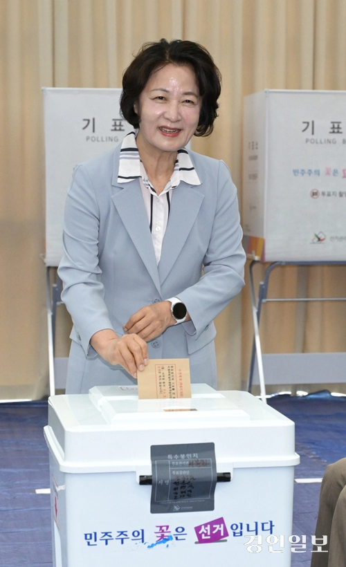 추미애 더불어민주당 경기도지사 후보가 29일 수원시 팔달구 인계동행정복지센터에서 투표를 하고 있다. 2026.5.29 /최은성기자 ces7198@kyeongin.com