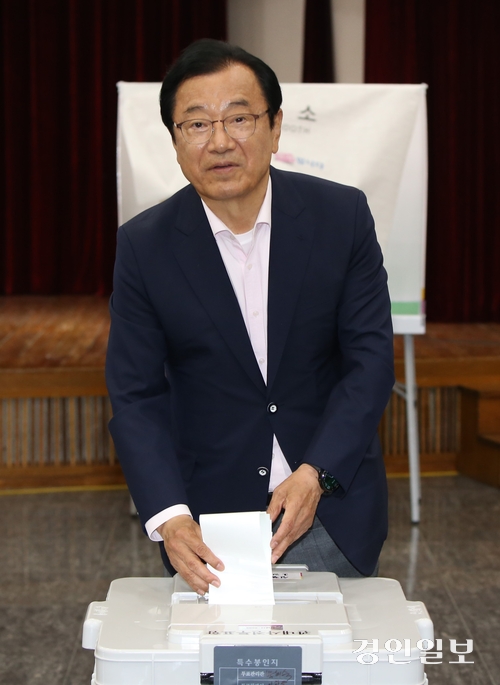 29일 9시20분께 하남시청 본관 2층에 마련된 지방선거 신장2동 사전투표소에서 국민의힘 이현재 하남시장 후보가 소중한 한 표를 행사하고 있다. 2026.5.29 하남/문성호기자 moon23@kyeongin.com