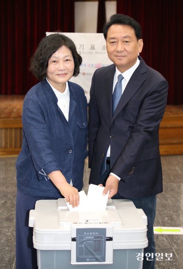 6·3 지방선거에 출마하는 더불어민주당 이광재 하남갑 국회의원 후보가 배우자와 함께 사전투표 첫날인 29일 10시께 하남시청 본관 2층에 마련된 신장2동 사전투표소에서 소중한 한 표를 행사하고 있다. 2026.5.29 하남/문성호기자 moon23@kyeongin.com
