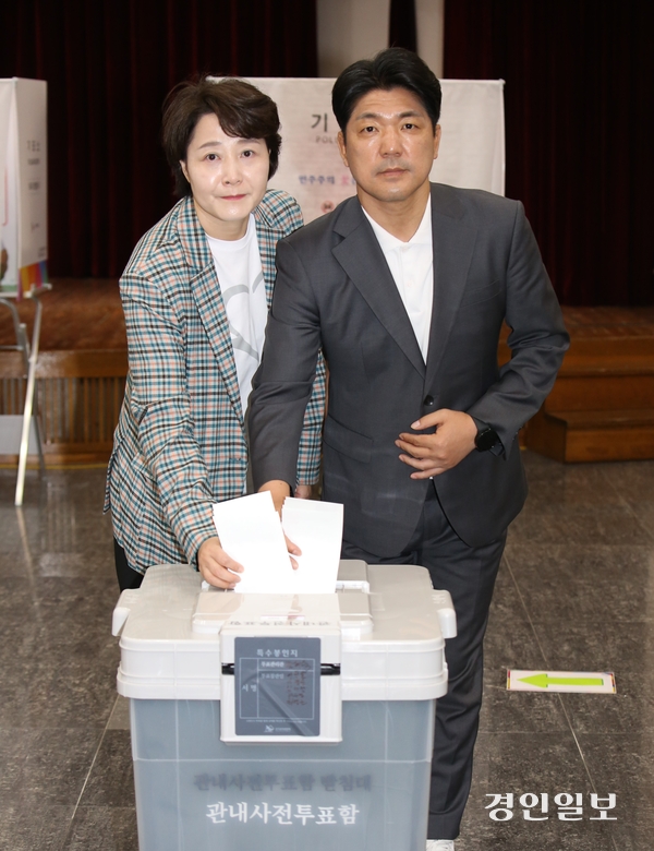 29일 9시께 하남시청 본관 2층에 마련된 지방선거 및 하남갑 국회의원 재보선 신장2동 사전투표소에서 국민의힘 이용 하남갑 국회의원 후보가 배우자와 함께 소중한 한 표를 행사하고 있다. 2026.5.29 하남/문성호기자 moon23@kyeongin.com