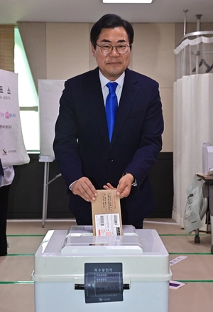 [화보] 박찬대·유정복·이기붕 후보, 사전투표 첫날 ‘한 표 행사’