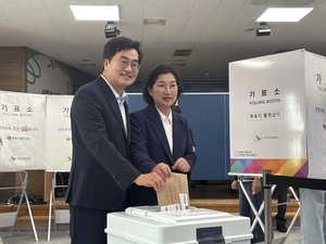 김동연 경기도지사, 광교서 사전투표 “경기도 훌륭한 일꾼 뽑아달라”