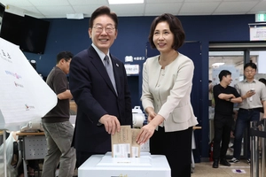 이재명 대통령, 김혜경 여사와 함께 ‘계양을’ 사전투표