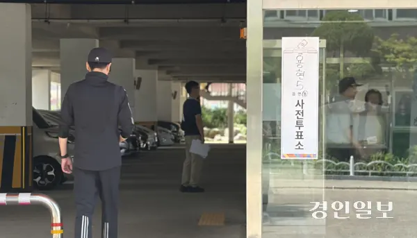 29일 오전 11시10분께 미추홀구 용현5동 사전투표소로 유권자들이 들어가고 있다. 2026.5.29 /조경욱기자imjay@kyeongin.com