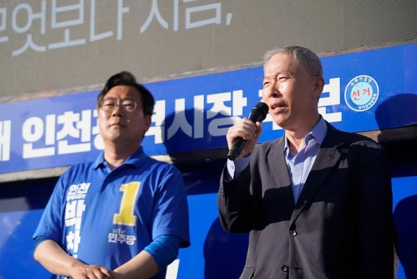지난 29일 오후 박찬대 더불어민주당 인천시장 후보의 동인천역 유세 현장을 찾은 석주 이상룡 선생의 직계 후손이자 임청각 종손 이창수 씨가 박 후보 집안과 자신의 집안과의 인연을 설명하고 있다. /박찬대 후보 캠프 제공
