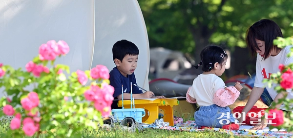 제29회 바다그리기대회가 지난 30일 열린 인천해사고등학교에서 참가한 어린이들이 도화지를 채우고 있다. 2026.5.30 /김용국기자 yong@kyeongin.com