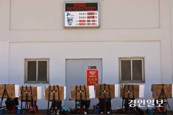 제29회 바다그리기대회가 지난 30일 열린 인천항 갑문에서 참가한 학생들이 도화지를 채우고 있다. 2026.5.30 /김용국기자 yong@kyeongin.com
