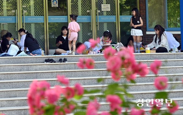 제29회 바다그리기대회가 지난 30일 열린 인천해사고등학교에서 참가한 어린이들이 도화지를 채우고 있다. 2026.5.30 /김용국기자 yong@kyeongin.com