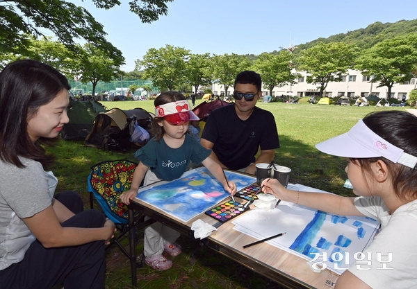 제29회 바다그리기대회가 지난 30일 열린 인천해사고등학교에서 참가한 어린이들이 도화지를 채우고 있다. 2026.5.30 /김용국기자 yong@kyeongin.com