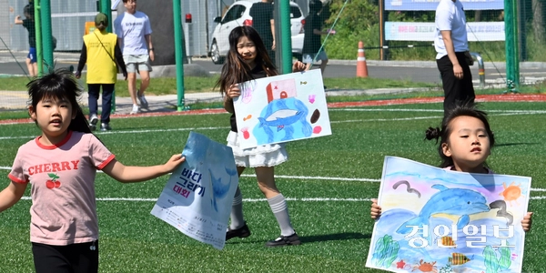 인천해사고등학교에서 참가한 어린이들이 완성된 작품을 제출하기 위해 달려오고 있다. 2026.5.30 /취재팀