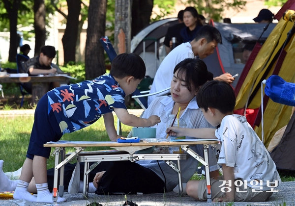 인천해사고등학교에서 참가한 어린이들이 엄마와 도화지를 채우고 있다. 2026.5.30 /취재팀