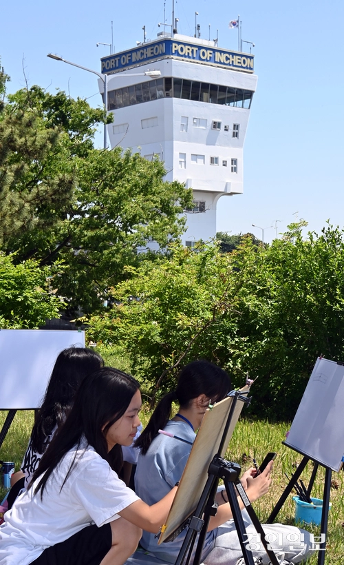 인천항 갑문에서 참가한 학생들이 그림을 그리고 있다. 2026.5.30 /취재팀