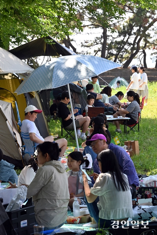 제29회 바다그리기대회가 지난 30일 열린 인천해사고등학교에서 가족단위 참가자들이 그늘에 앉아 휴일을 즐기고 있다. 2026.5.30 /김용국기자 yong@kyeongin.com