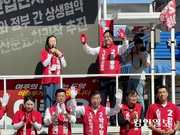 30일 이충우(오른쪽) 국민의힘 여주시장 후보가 30일 여주 한글시장에서 유세를 벌인 가운데, 둘째 딸 이상빈 씨가 어린 시절 명성황후 생가에서의 가족 이야기를 시민들에게 전하고 있다. 2026.5.30 여주/양동민기자 coa007@kyeongin.com