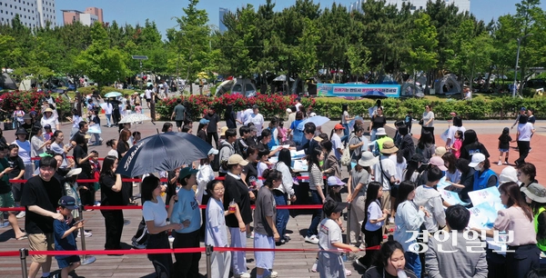 제29회 바다그리기대회가 열린 30일 오후 인천 송도국제도시 솔찬공원에서 참가자들이 도화지를 배부 받고 있다. 2026.5.30 /조재현기자 jhc@kyeongin.com