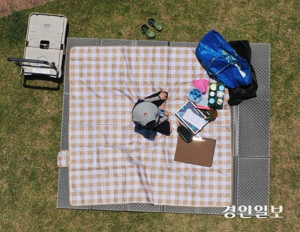 제29회 바다그리기대회가 열린 30일 오후 인천 송도국제도시 솔찬공원에서 한 참가자가 그림을 그리고 있다. 2026.5.30 /조재현기자 jhc@kyeongin.com