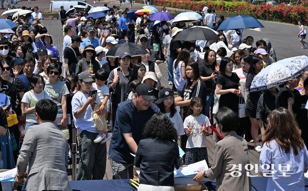 제29회 바다그리기대회가 열린 30일 오후 인천 송도국제도시 솔찬공원에서 참가자들이 도화지를 배부 받고 있다. 2026.5.30 /조재현기자 jhc@kyeongin.com