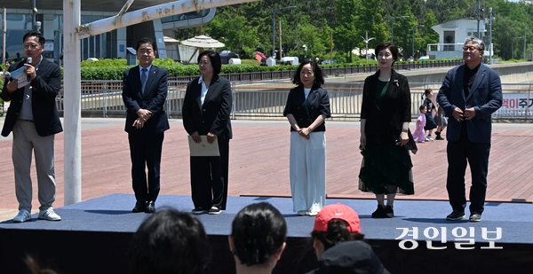 인천 송도국제도시 솔찬공원에서 내빈들이 인사말을 하고 있다. 왼쪽에서 두 번째부터 인천서부교육지원청 김석봉 교육장, 인천시교육청 융합인재교육과 고은숙 과장, 인천동부교육지원청 김화연 교육장, 인천남부교육지원청 송경희 교육국장, 경인일보 김영모 부회장. 2026.5.30 /취재팀