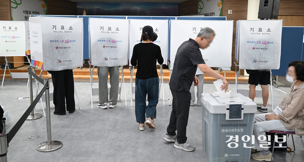 제9회 전국동시지방선거 사전투표가 시작된 29일 수원시 영통구 광교1동 행정복지센터에서 유권자들이 투표를 하고 있다. 2026.5.29 /최은성기자 ces7198@kyeongin.com