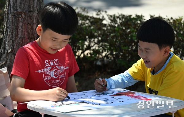 제29회 바다그리기대회가 열린 30일 오후 인천 송도국제도시 솔찬공원에서 쌍둥이 참가자가 같이 그림을 그리고 있다. 2026.5.30 /조재현기자 jhc@kyeongin.com