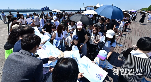 제29회 바다그리기대회가 열린 30일 오후 인천 송도국제도시 솔찬공원에서 참가자들이 도화지를 배부 받고 있다. 2026.5.30 /조재현기자 jhc@kyeongin.com