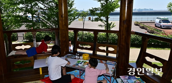 인천 송도국제도시 솔찬공원내 정자에서 어린이들이 그림을 그리고 있다. 2026.5.30 /취재팀