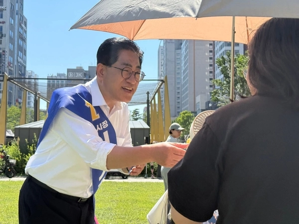 더불어민주당 이기형 김포시장 후보가 지난 30일 구래동 문화의 거리에서 열린 ‘김포시 청소년의 날 페스티벌’ 현장을 찾아 시민들과 인사를 나누고 있다. 2026.5.30 /이기형 후보 선거 캠프 제공