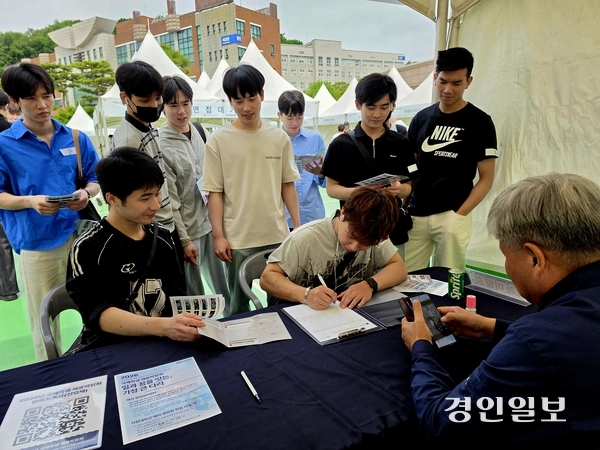 1일 양주 서정대학교에서 열린 국제학생 채용박람회에서 외국인 유학생들이 기업 관계자들과 취업 상담을 진행하고 있다. 2026.6.1 양주/최재훈기자 cjh@kyeongin.com