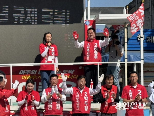 이충우 국민의힘 여주시장 후보가 지난달 30일 여주 한글시장에서 유세를 벌인 가운데, 둘째 딸 이상빈씨가 어린 시절 명성황후 생가에서의 가족 이야기를 시민들에게 전하고 있다. 2026.5.30 여주/양동민기자 coa007@kyeongin.com