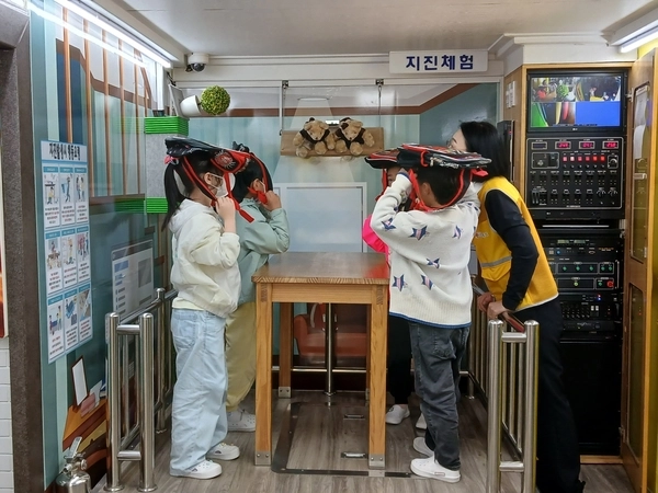 수원 매탄초등학교 학생들이 ‘학생안전차량 차차’에서 지진체험을 하고 있다. /매탄초 제공