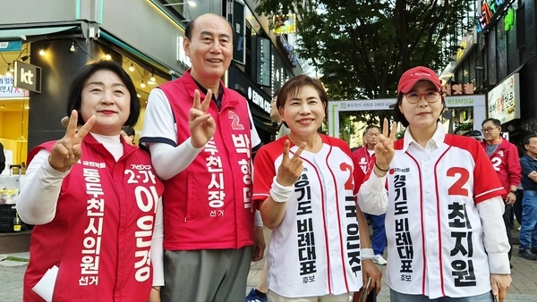 국민의힘 박형덕 동두천시장 후보가 시의원·비례대표 후보들과 ‘브이’자를 그려보이고 있다. /박형덕 후보 캠프 제공
