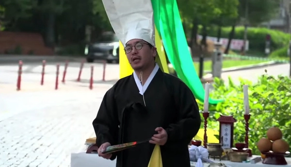 백남준아트센터 제1회 백남준미디어아트페스티벌 사전 퍼포먼스 ‘죽음을 모르고 어떻게 삶을 아느냐’의 장면. /백남준아트센터 영상 갈무리