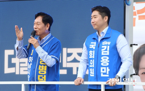 더불어민주당 강병덕 하남시장 후보가 선거운동 마지막날인 2일 김용만(하남을) 국회의원과 선거운동을 하면서 지지를 호소하고 있다. 2026.6.2 하남/문성호기자 moon23@kyeongin.com
