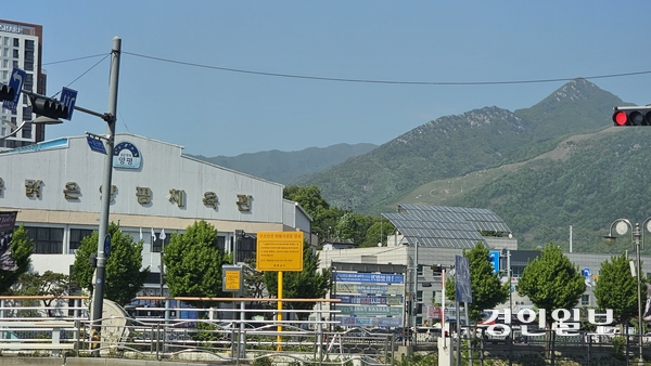 양평군수 여야 후보가 모두 용문산사격장 부지에 한국마사회 이전을 공통 공약으로 내건 가운데, 사격장 부지의 ‘환경 정화’ 문제를 어떻게 풀어나갈지가 핵심 과제로 꼽히고 있다. 아파트와 물맑은양평체육관 뒤로 용문산사격장 표적지가 보인다. 26.6.2 양평/장태복기자 jkb@kyeongin.com