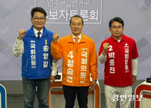25일 인천 미추홀구 NIB 남인천방송 스튜디오에서 열린 ‘연수구갑 보궐선거 후보자 TV토론회’에서 (왼쪽부터)더불어민주당 송영길, 개혁신당 정승연, 국민의힘 박종진 후보가 치열한 공방을 벌였다. /NIB남인천방송 제공