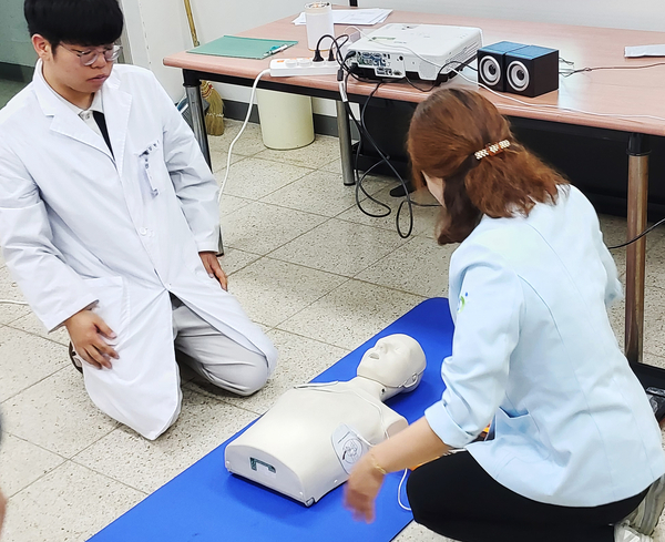 주택관리공단 김포장기1단지 관리직원이 심폐소생술 교육을 받고 있다. 2026.6.2 /주택관리공단 제공