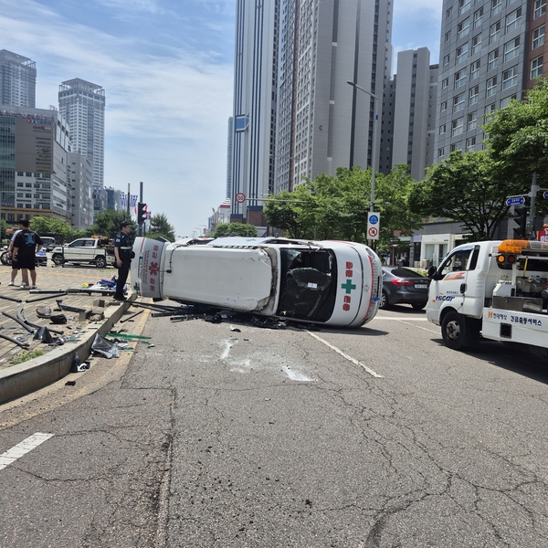 지난 1일 오전 11시55분께 인천 서구 청라동 한 교차로에서 사설 구급차가 스포츠유틸리티차(SUV)를 들이받고 옆으로 넘어져 있다. /인천소방본부 제공