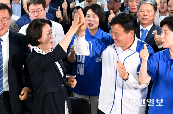 제9회 전국동시지방선거 경기도지사에 출마한 더불어민주당 추미애 후보가 3일 경기도 수원시 선거사무소에서 출구조사 결과를 지켜본 뒤 기뻐하고 있다. 2026.6.3 /최은성기자 ces7198@kyeongin.com