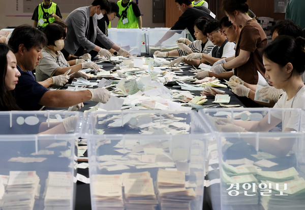 6·3지방선거일인 3일 인천 중구 인천공항 스카이돔에 마련된 개표소에서 개표사무원들이 투표용지를 분류하고 있다. 2026.6.3 /조재현기자 jhc@kyeongin.com