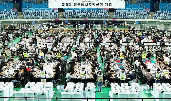 제9회 전국동시지방선거일인 3일 오후 인천남동체육관에 마련된 개표소에서 관계자들이 개표작업을 하고 있다. 2026.6.3 /조재현기자  jhc@kyeongin.com