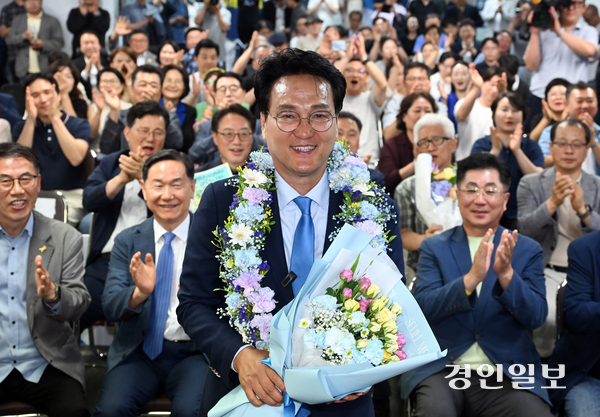 제9회 전국동시지방선거일인 3일 수원시 팔달구 마라톤빌딩에서 안민석 경기도교육감 후보가 출구조사 발표 후 세레머니를 하고 있다. 2026.6.3 /최은성기자 ces7198@kyeongin.com